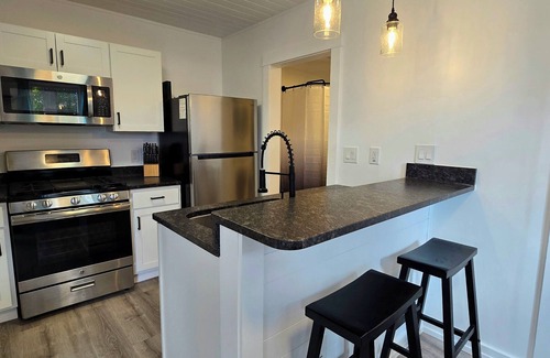 Bunkers Cove Apartamento | The Hamilton Studio! close to Downtown & Dinning, Fast WIFI, HBO Max Included
