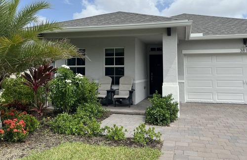 Stuart Casa | The Hammocks Modern Treasure Coast Home, Peloton & EV Charger - Dog-Friendly