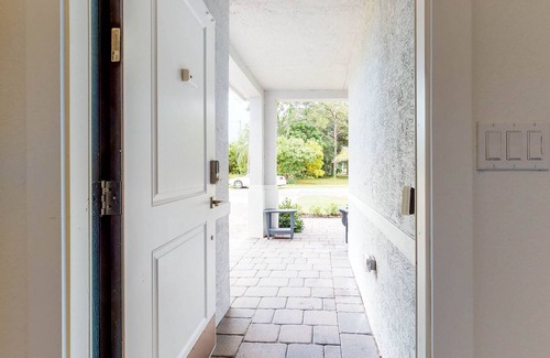 Stuart Casa | The Hammocks Modern Treasure Coast Home, Peloton & EV Charger - Dog-Friendly