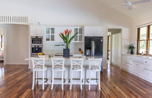 Craiglie Casa | 'The Hampton Lodge' with private heated pool on 25 acres