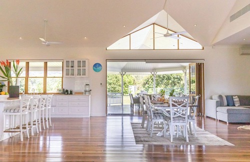 Craiglie Casa | 'The Hampton Lodge' with private heated pool on 25 acres