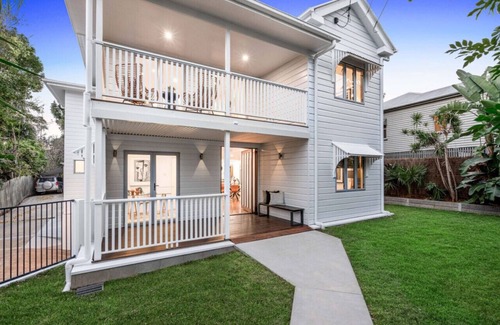 Bulimba Casa | The Hampton Retreat - 6BR 16 Guest Pet Friendly House
