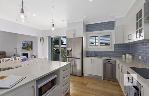 Mannering Park Casa | The Hamptons Lakehouse - 100m from boat ramp