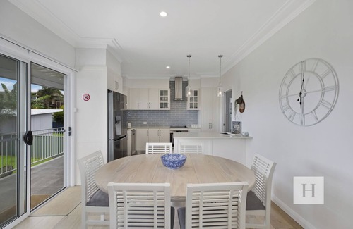 Mannering Park Casa | The Hamptons Lakehouse - 100m from boat ramp