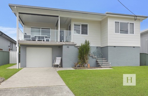 Mannering Park Casa | The Hamptons Lakehouse - 100m from boat ramp