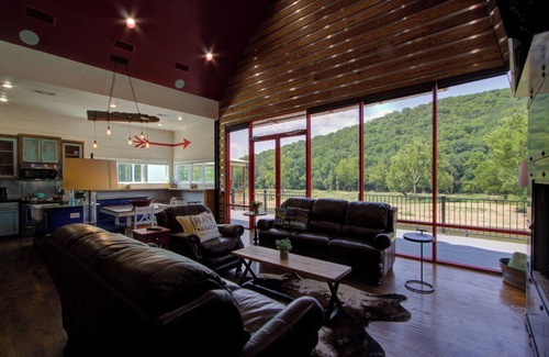 Glenwood Cabina | The Hangout on the Caddo River - Porch to River