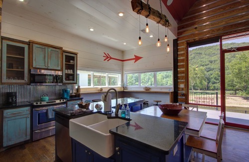 Glenwood Cabina | The Hangout on the Caddo River - Porch to River