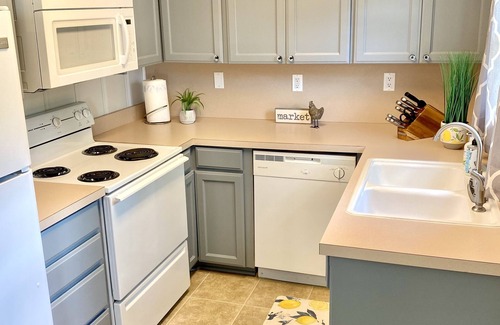 Granbury Cabaña | The Hannaford - 2 Bedroom - Pet Friendly -Near the Square in Historic District