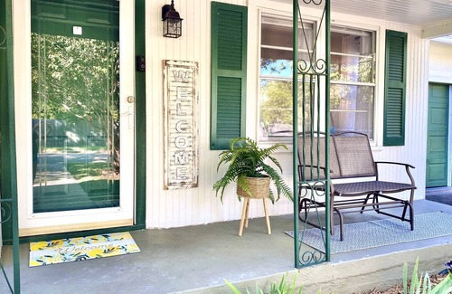 Granbury Cabaña | The Hannaford - 2 Bedroom - Pet Friendly -Near the Square in Historic District