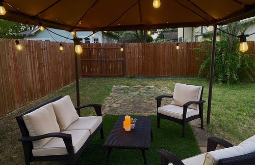 Granbury Cabaña | The Hannaford - 2 Bedroom - Pet Friendly -Near the Square in Historic District