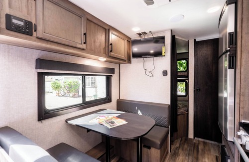 Meiners Oaks Casa | The Happy Camper - Cozy RV sleeps 4, with WiFi, in beautiful Ojai