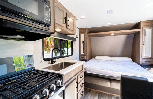 Meiners Oaks Casa | The Happy Camper - Cozy RV sleeps 4, with WiFi, in beautiful Ojai