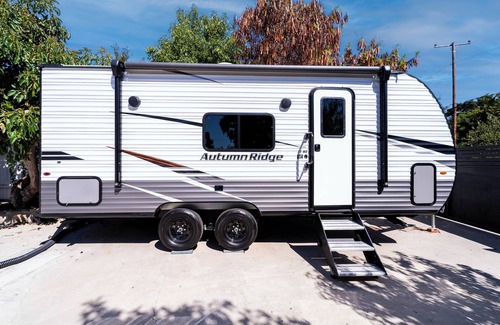 Meiners Oaks Casa | The Happy Camper - Cozy RV sleeps 4, with WiFi, in beautiful Ojai