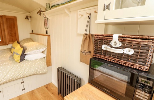 New Forest District Cabaña | THE HAPPY HUT, romantic, character holiday cottage in Christchurch