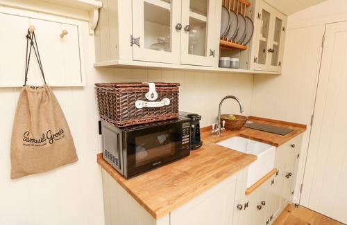 New Forest District Cabaña | THE HAPPY HUT, romantic, character holiday cottage in Christchurch
