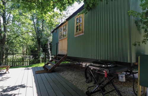 New Forest District Cabaña | THE HAPPY HUT, romantic, character holiday cottage in Christchurch