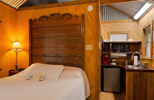 Tyler Cabina | The Happy Pine Cone 1 Bedroom Cabin
