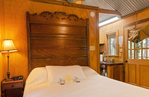 Tyler Cabina | The Happy Pine Cone 1 Bedroom Cabin