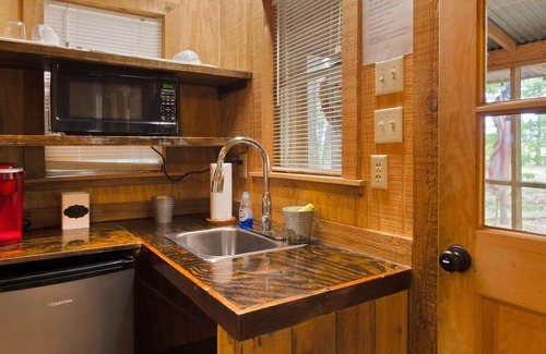 Tyler Cabina | The Happy Pine Cone 1 Bedroom Cabin