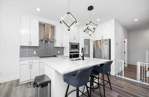 Southwest Edmonton Casa | The Happy place - Luxurious, Cozy and Modern Home with Air-condition, Netflix, Free Parking close to Airport and West Edmonton Mall