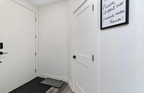 Southwest Edmonton Casa | The Happy place - Luxurious, Cozy and Modern Home with Air-condition, Netflix, Free Parking close to Airport and West Edmonton Mall