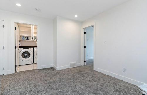 Southwest Edmonton Casa | The Happy place - Luxurious, Cozy and Modern Home with Air-condition, Netflix, Free Parking close to Airport and West Edmonton Mall