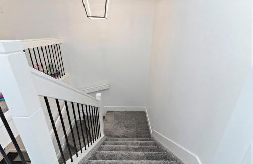 Southwest Edmonton Casa | The Happy place - Luxurious, Cozy and Modern Home with Air-condition, Netflix, Free Parking close to Airport and West Edmonton Mall