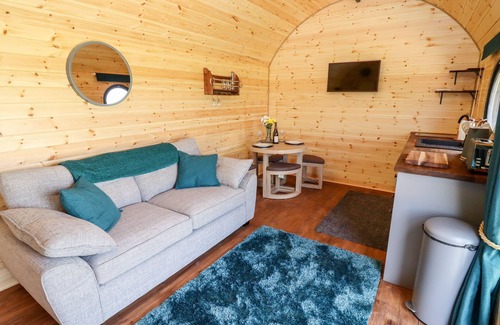 Chipping Norton Cabaña | THE HAPPY VALLEY POD, romantic, with hot tub in Chipping Norton