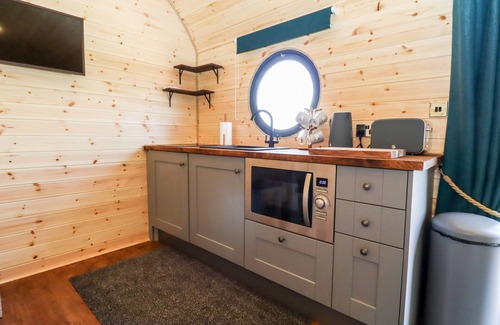 Chipping Norton Cabaña | THE HAPPY VALLEY POD, romantic, with hot tub in Chipping Norton
