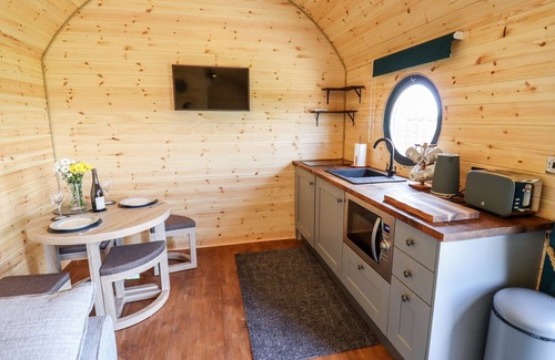Chipping Norton Cabaña | THE HAPPY VALLEY POD, romantic, with hot tub in Chipping Norton