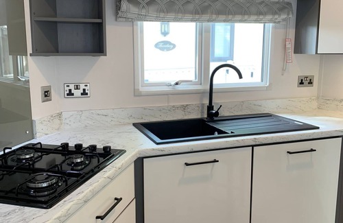Mudeford Cabaña | The Harris Hut: una caravana de arenales con capacidad para 5 personas en 2 habitaciones