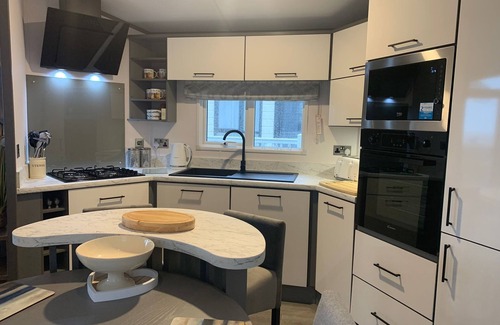 Mudeford Cabaña | The Harris Hut: una caravana de arenales con capacidad para 5 personas en 2 habitaciones