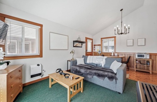 Downtown Cannon Beach Casa | The Harrison Inn * Blue Sky Suite - New Listing! Beachcomber Vacation Homes