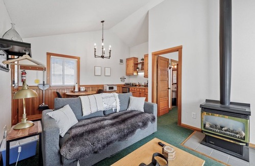 Downtown Cannon Beach Casa | The Harrison Inn * Blue Sky Suite - New Listing! Beachcomber Vacation Homes