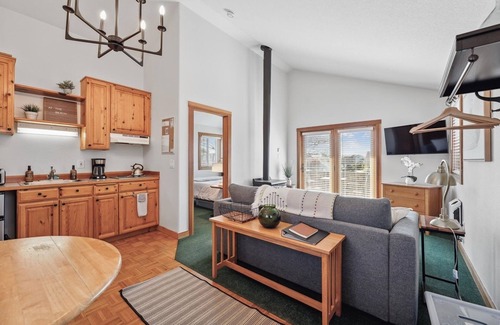 Downtown Cannon Beach Casa | The Harrison Inn * Blue Sky Suite - New Listing! Beachcomber Vacation Homes