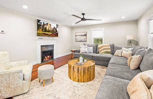 Hartwell Casa | The Hartwell Haven! Enjoy the hot tub, fire pit, & less than 5miles from Marina!