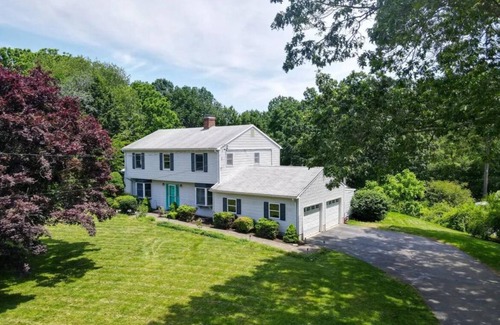 Norwichtown Casa | The Harvard Retreat – Pool, Sauna, Fireplaces & Family Comfort