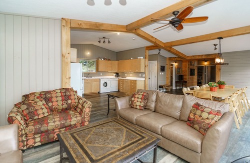 Utterson Cabaña | The Hatch - your family lakehouse retreat in Muskoka w/ Sauna & Hot Tub