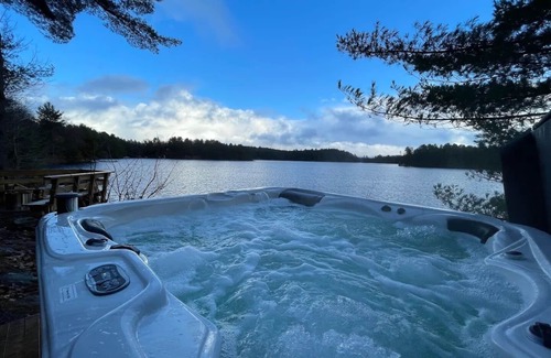 Utterson Cabaña | The Hatch - your family lakehouse retreat in Muskoka w/ Sauna & Hot Tub