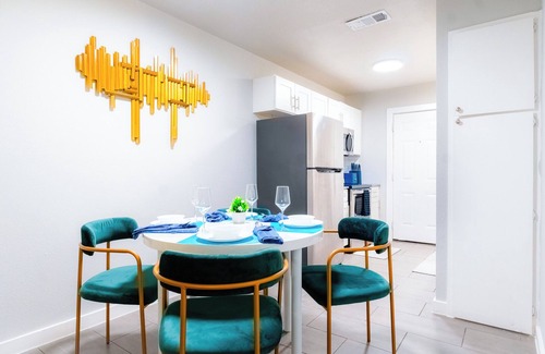 Sweetbriar Apartamento | "The Haven" - Modern Cozy 2BR/1B 2BR - 1 King Bed, 2 Double Bed
