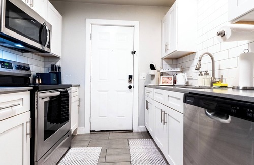 Sweetbriar Apartamento | "The Haven" - Modern Cozy 2BR/1B 2BR - 1 King Bed, 2 Double Bed