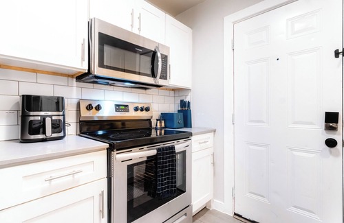 Sweetbriar Apartamento | "The Haven" - Modern Cozy 2BR/1B 2BR - 1 King Bed, 2 Double Bed