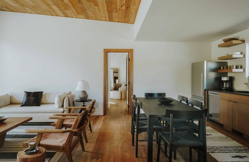 Emigrant Casa | The Hawk. Horse Creek Cabins. Lux 2 bed/2 bath with King bed, AC, Creek Front