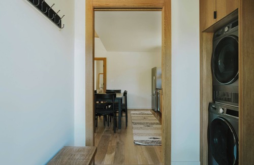 Emigrant Casa | The Hawk. Horse Creek Cabins. Lux 2 bed/2 bath with King bed, AC, Creek Front