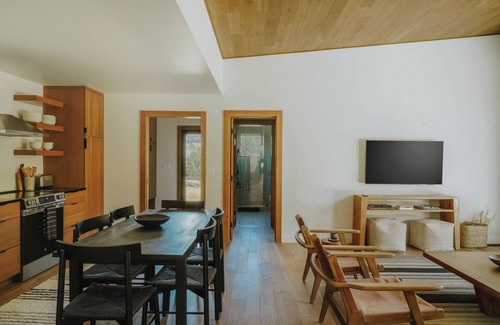 Emigrant Casa | The Hawk. Horse Creek Cabins. Lux 2 bed/2 bath with King bed, AC, Creek Front