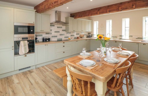 Holme Cabaña | THE HAY BARN, pet friendly, with hot tub in Thirsk