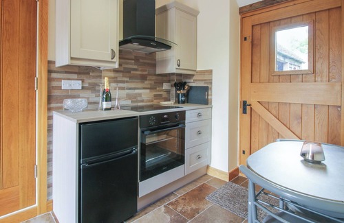 Bridgnorth Cabaña | THE HAY LOFT, romantic, with hot tub in Bridgnorth