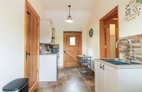 Bridgnorth Cabaña | THE HAY LOFT, romantic, with hot tub in Bridgnorth