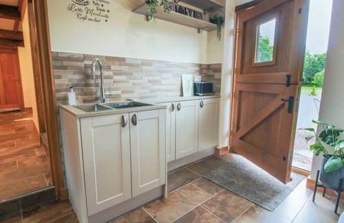 Bridgnorth Cabaña | THE HAY LOFT, romantic, with hot tub in Bridgnorth