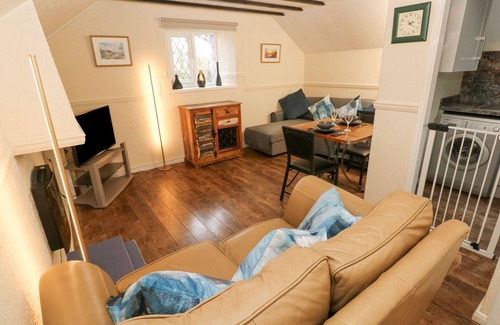 St. Florence Cabaña | THE HAYLOFT, pet friendly, with pool in St Florence